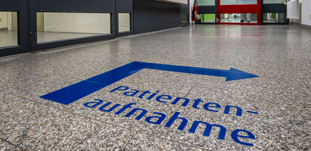 Schild zur Patientenaufnahme im KRH Klinikum Lehrte