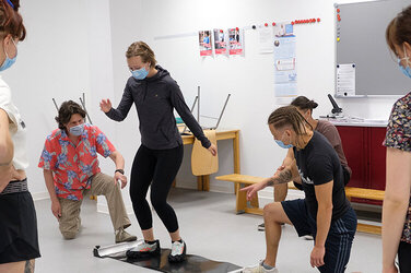 Ausbildung in der KRH Akademie: Auszubildende der Physiotherapie lernen und üben gemeinsam.