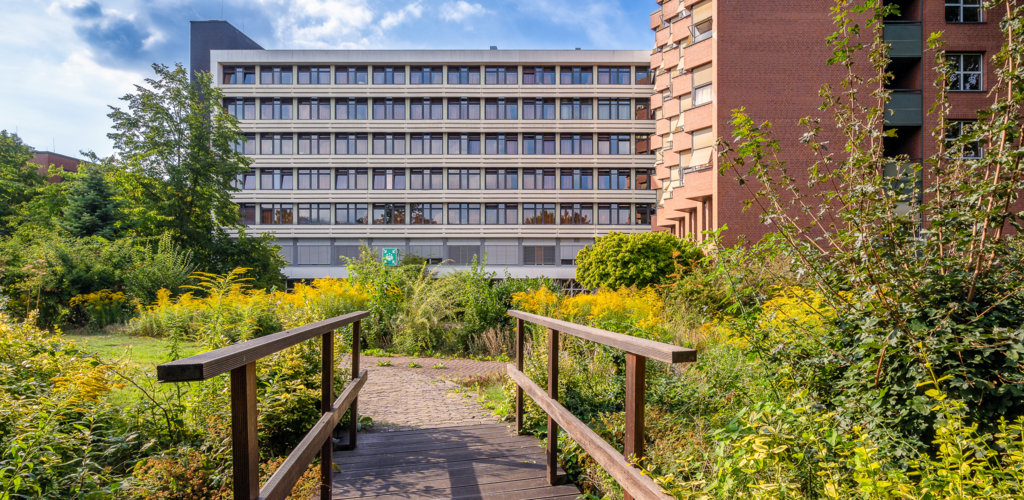 KRH Klinikum Lehrte von außen mit Brücke